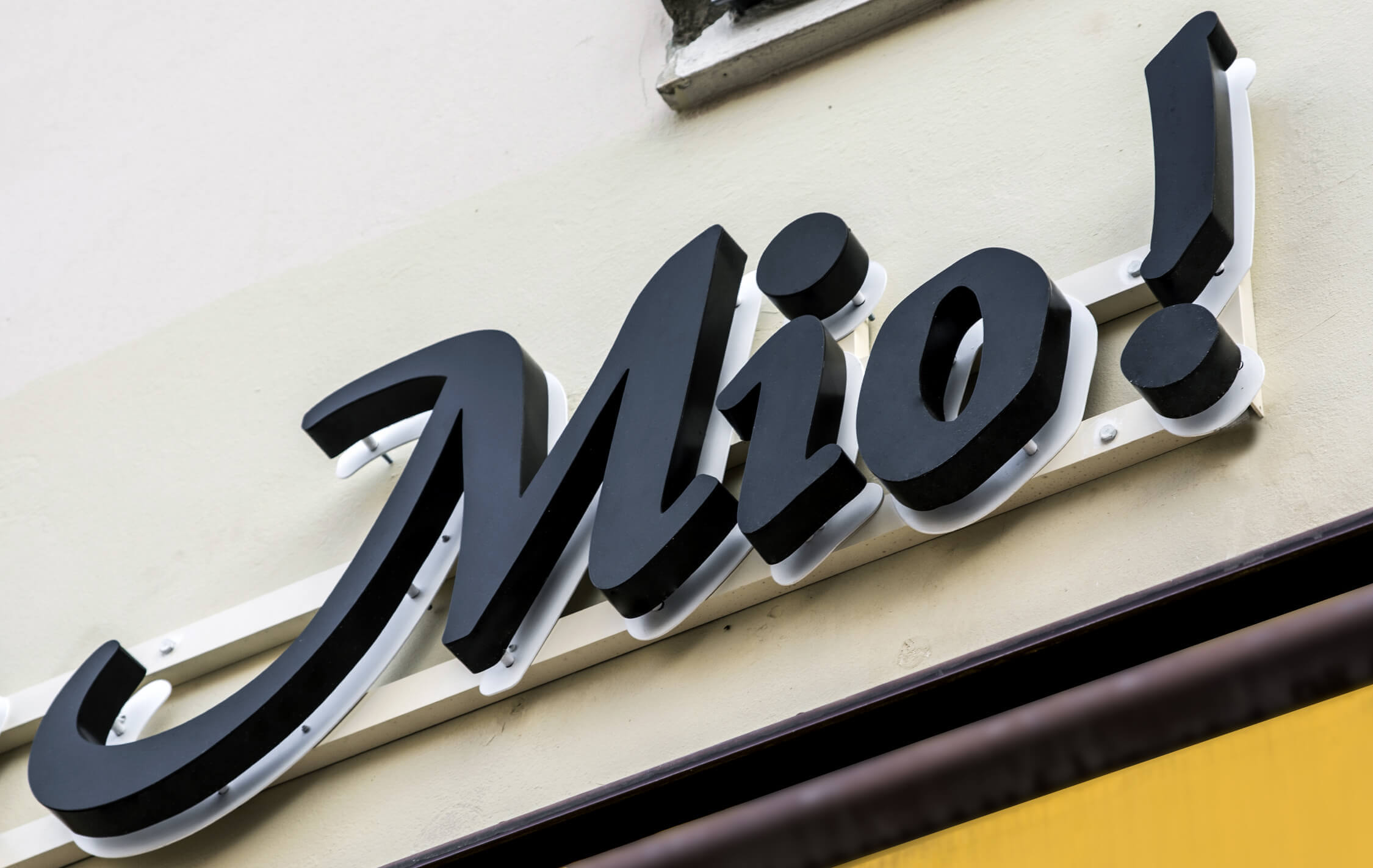 O Sole Mio - aluminum light letters with halo effect mounted on a frame above the entrance